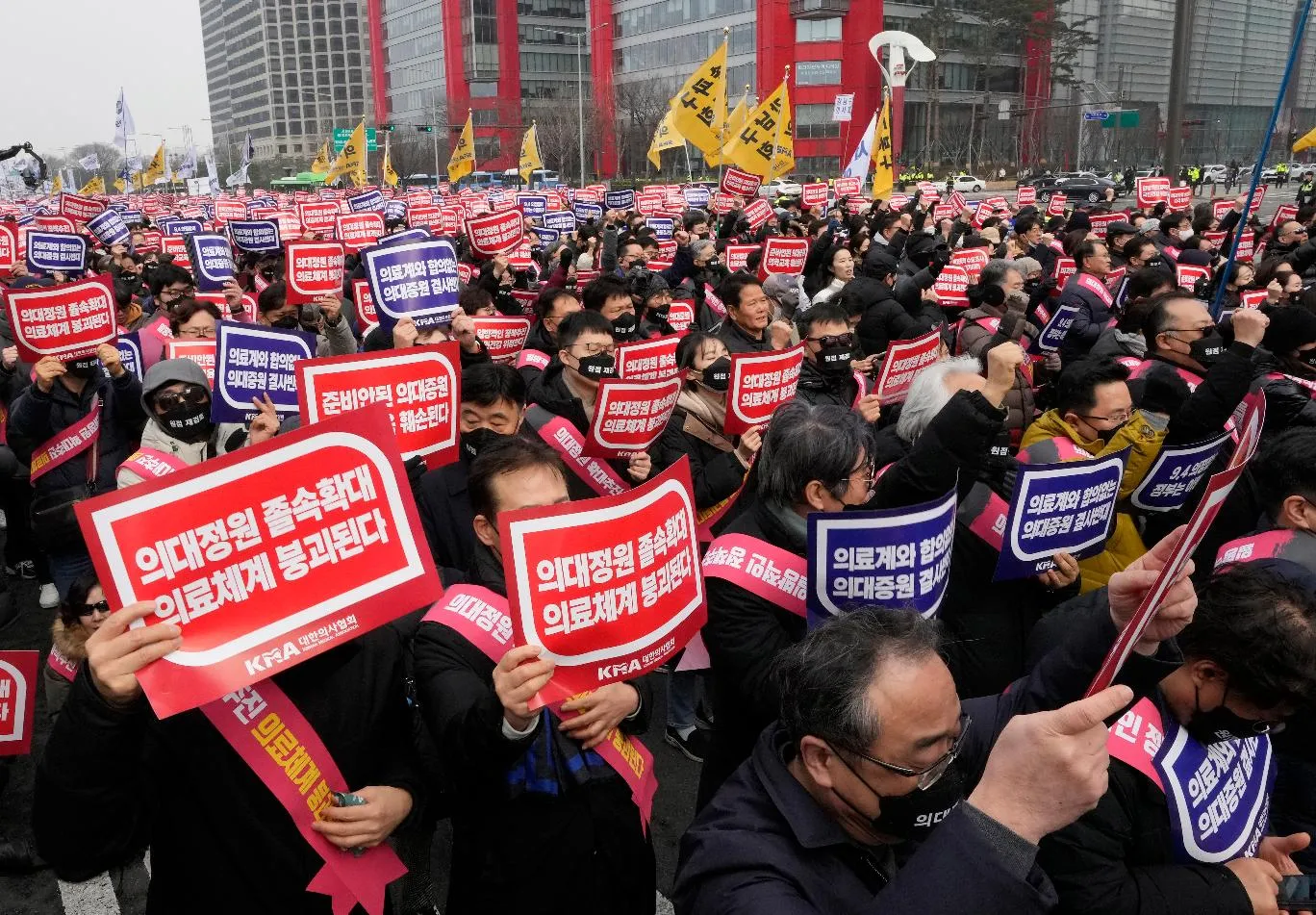 2311425ae0394b2786834c2d10f04899_main_south_korea_doctors_protest_64241