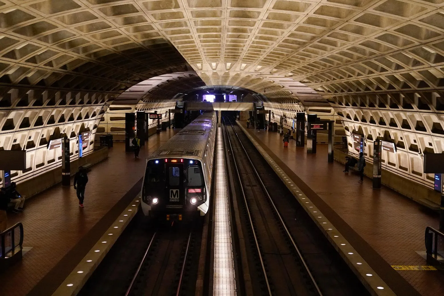 ac2c374f802b402493bd33d456b85399_main_metro_derailment_18271