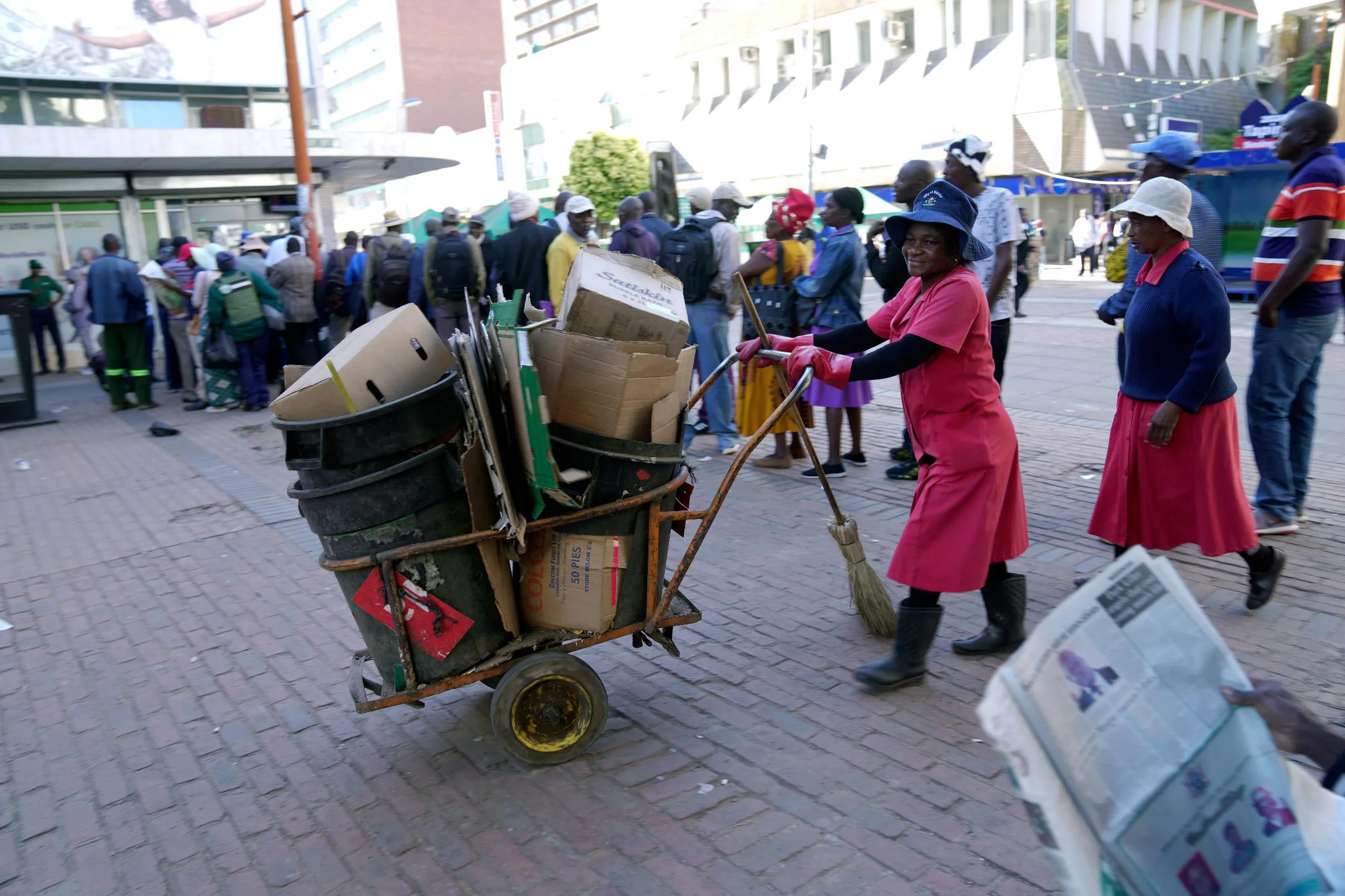 c7e1975efcce495995fc87cca4bf42a7_main_zimbabwe_currency_crackdown_44825