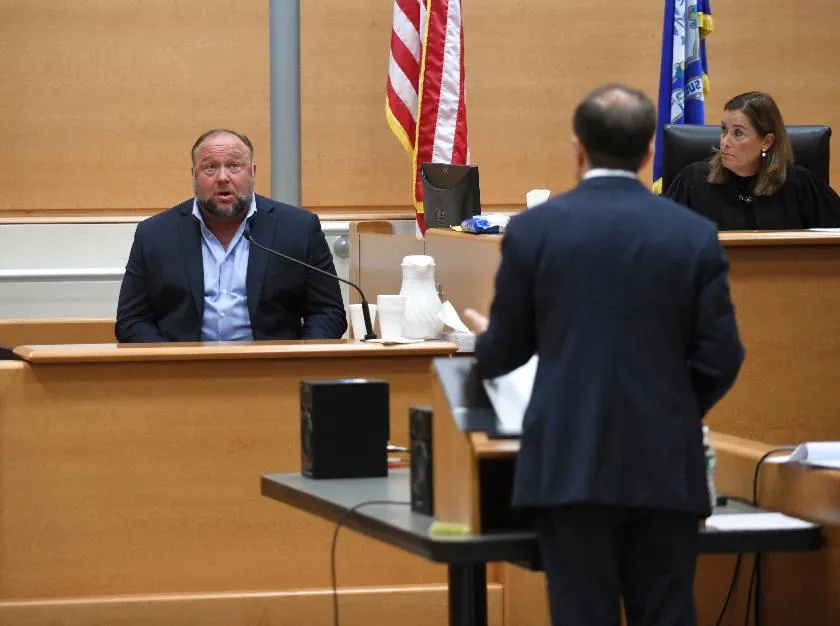 0fe2244e5af1493d844669d43ae1680e_main_conspiracy_theories_extremism_73188