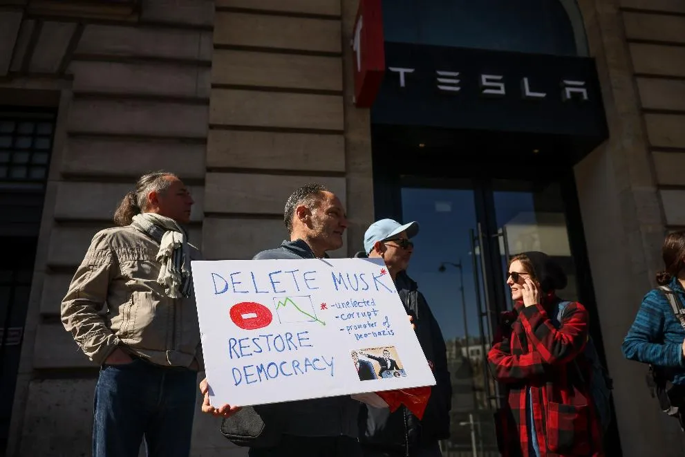 de3eaf1f330f40c184172c2add56d704_main_france_tesla_protests_64335