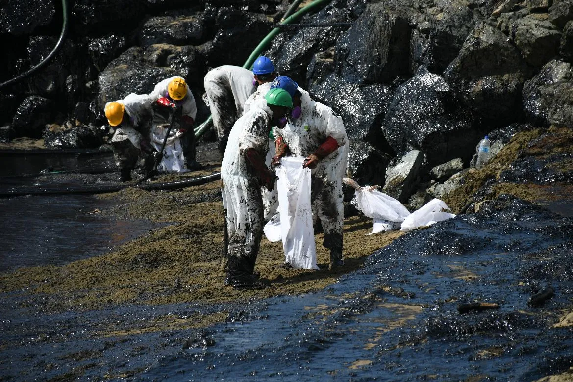f2d2963416954d45a1f0c40cd27d289c_main_trinidad_and_tobago_oil_spill_82612