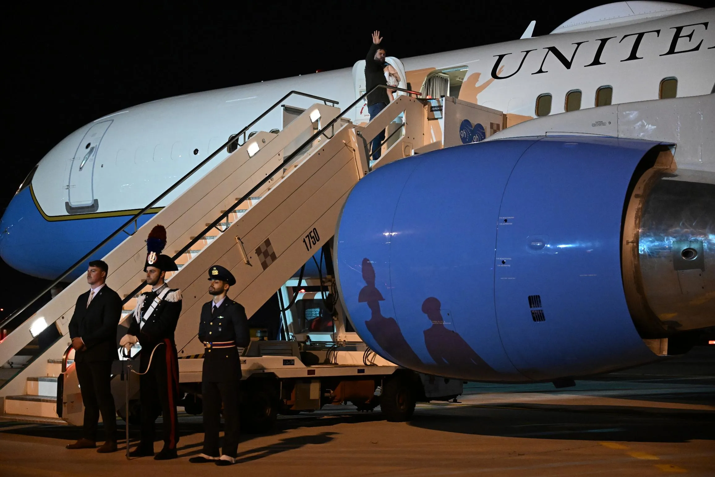 06bd72d27a4c4bca9fbb7db0feed0203_main_italy_us_vance_47916