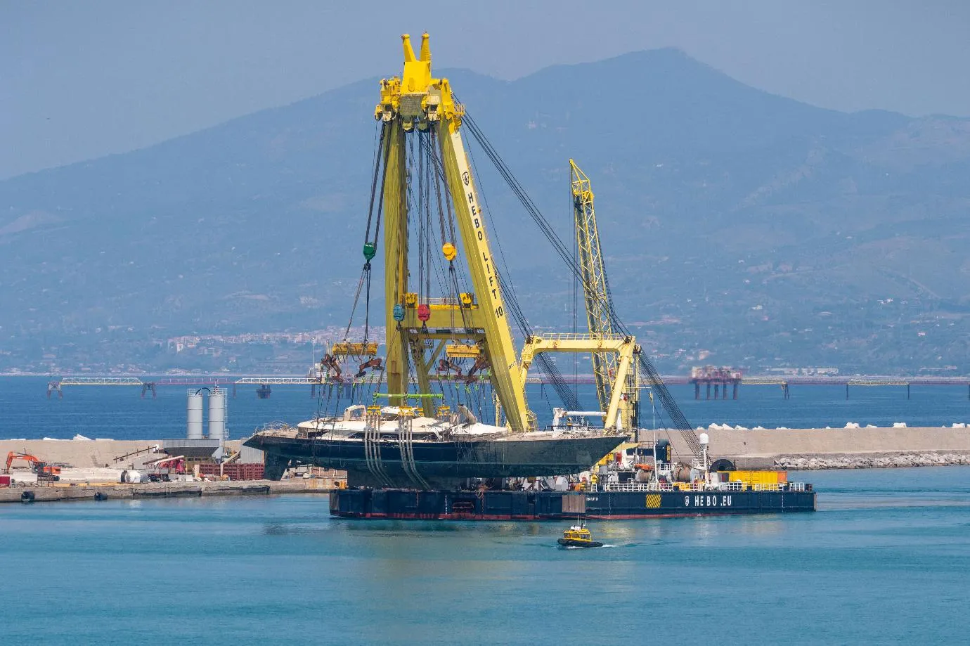 0c86c67b48524bb6923aed46eacb2ab8_main_italy_yacht_recovering_09078