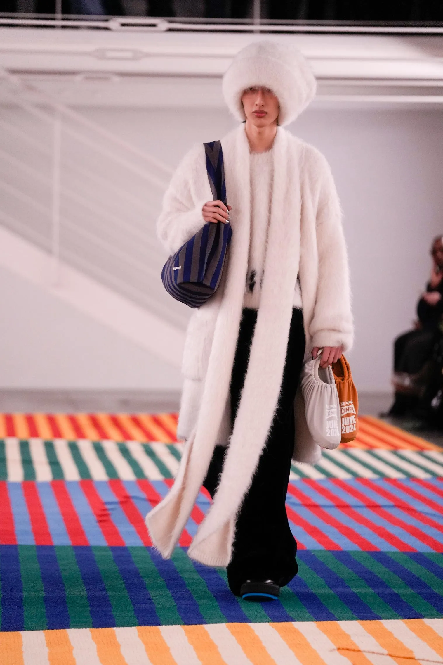 13750b83ef9f4e5f8ade802dcaaf3e57_main_italy_fashion_sunnei_women_fw_24_22043