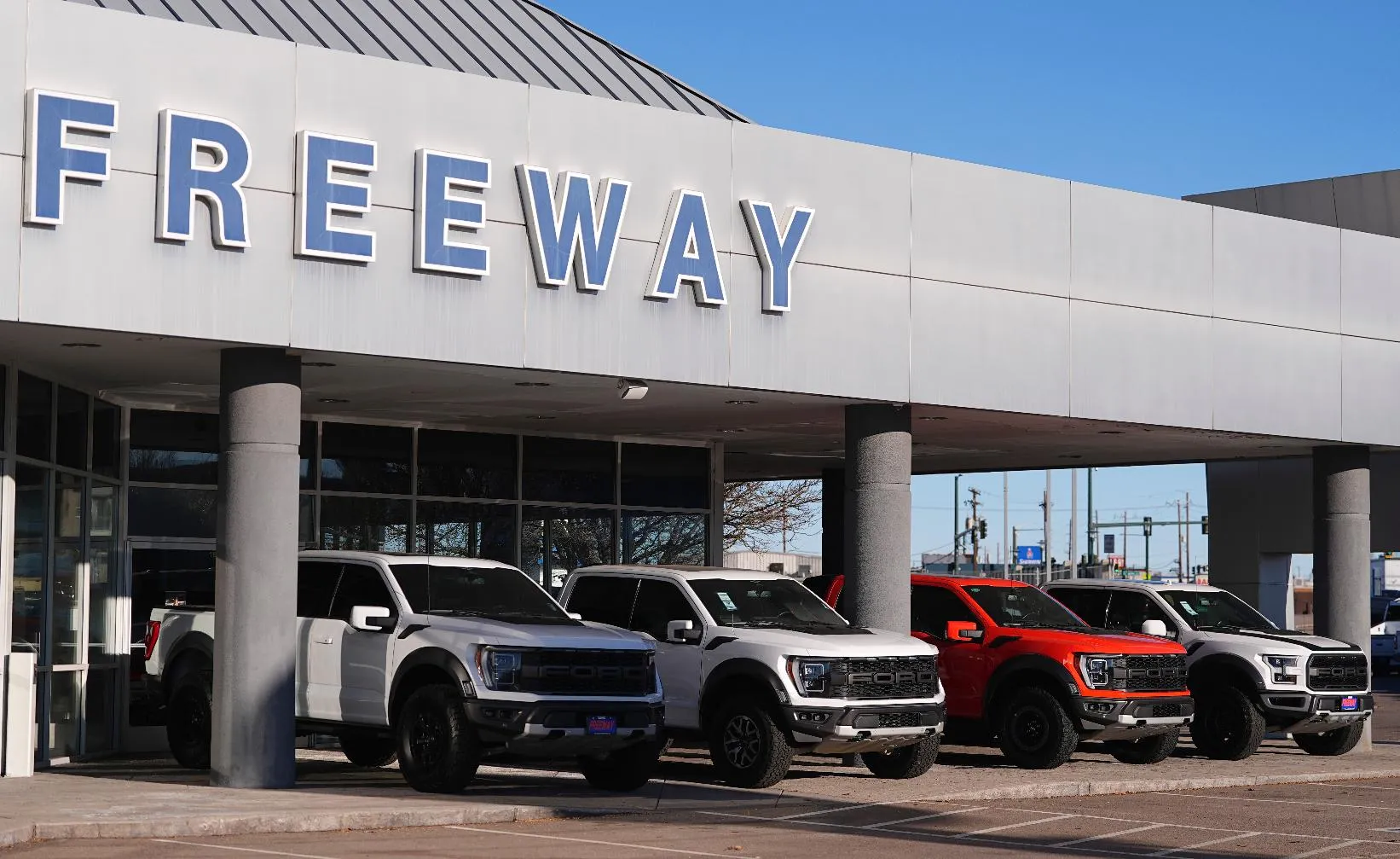 f914054bc3e2426393ec3b77486db87a_main_behind_the_wheel_71003