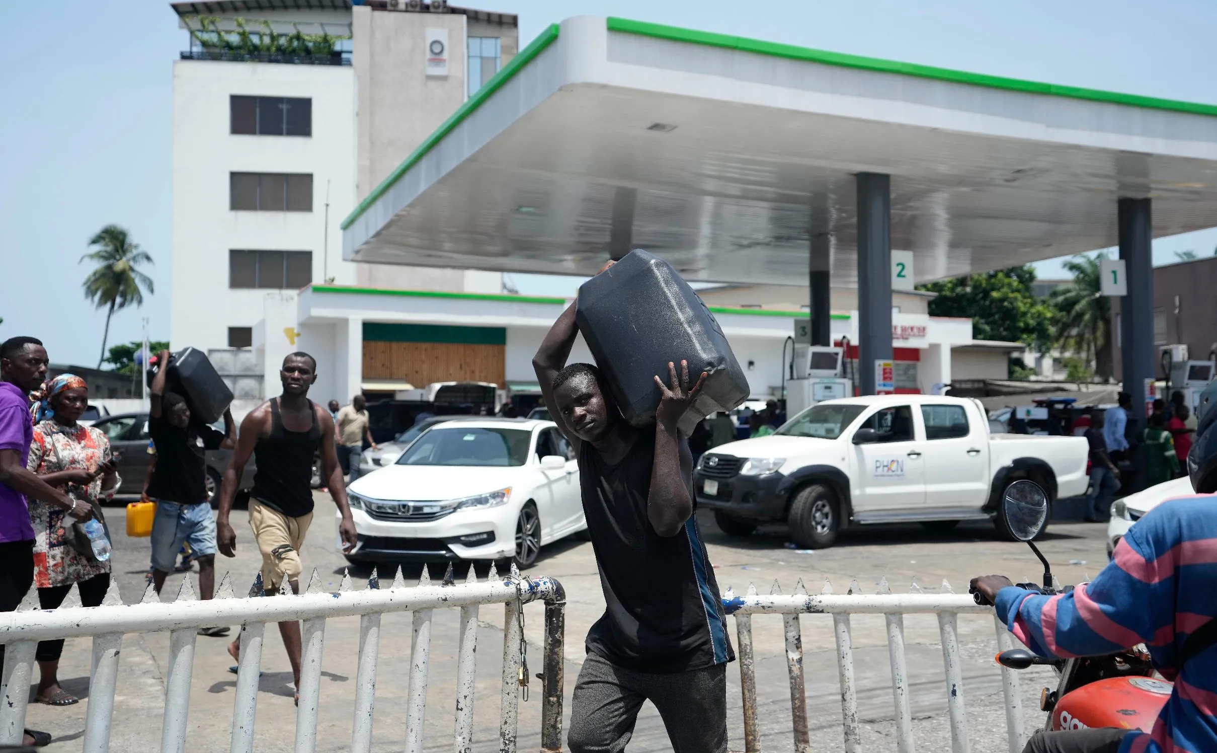 bddf2b5424a6498abb8fb6351eb8db06_main_nigeria_fuel_shortage_01668