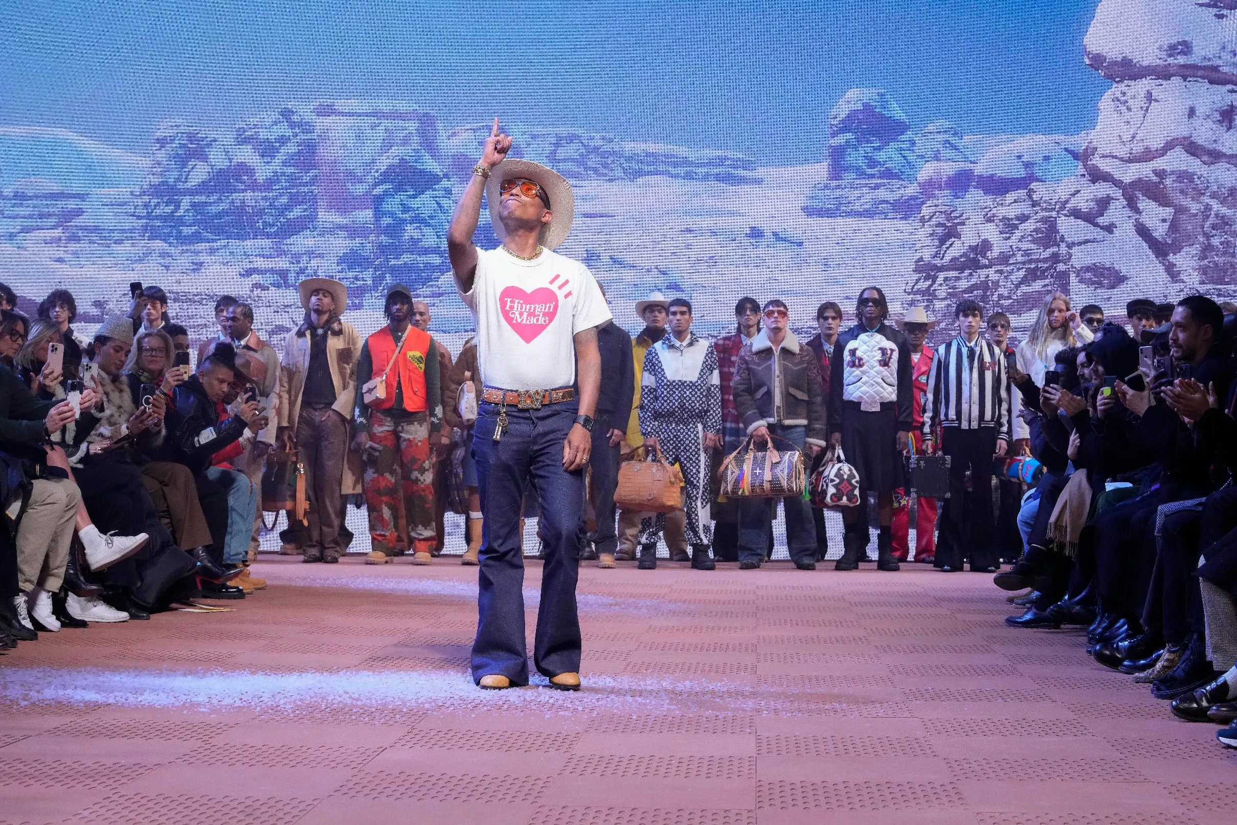 8492a5c95c474e87a6354c78cbc589d4_main_france_men27s_fashion_f_w_2025_louis_vuitton_35045