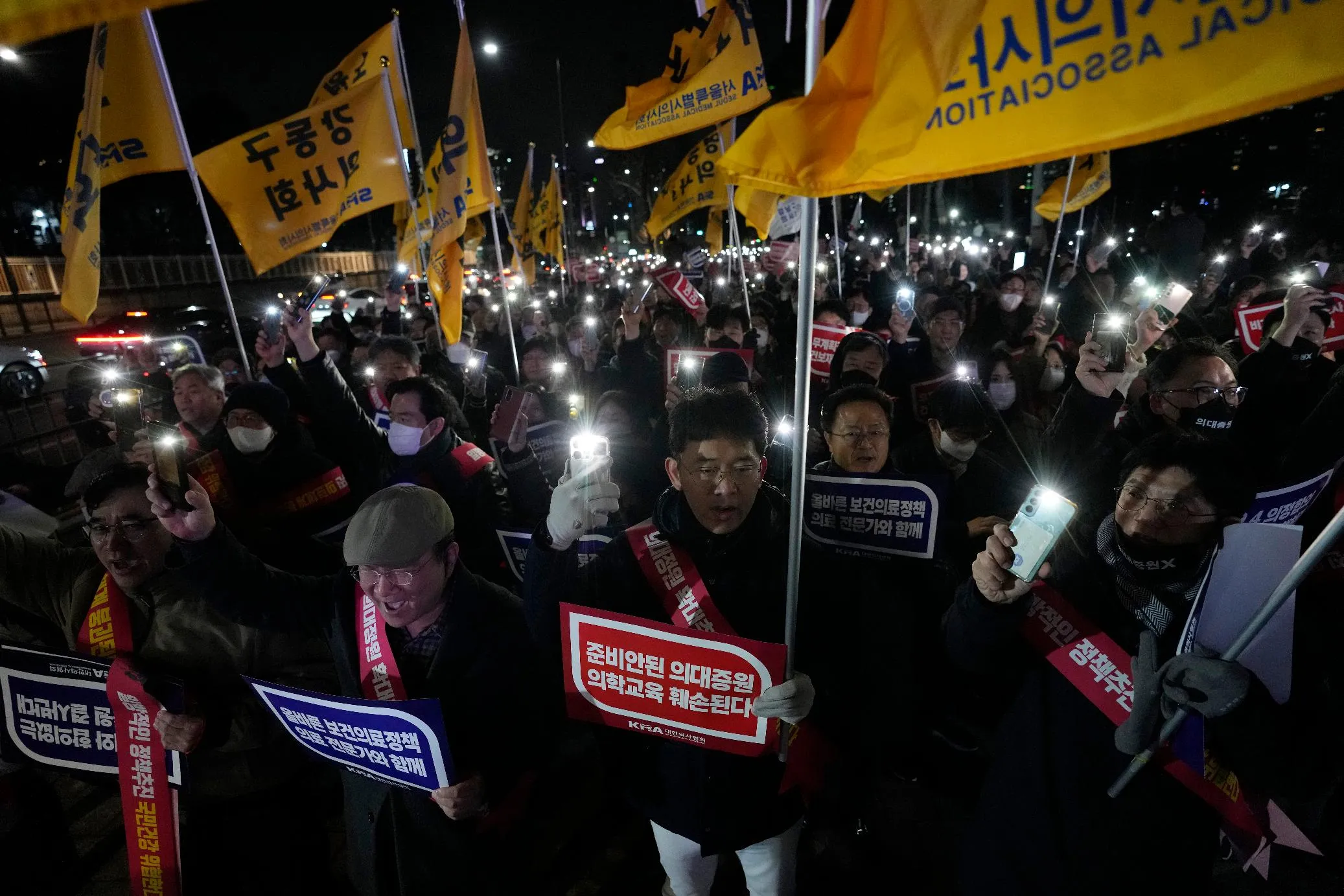 a0c5d8d619f6414693e1f1ebc97e8161_main_south_korea_doctors_protest_67028
