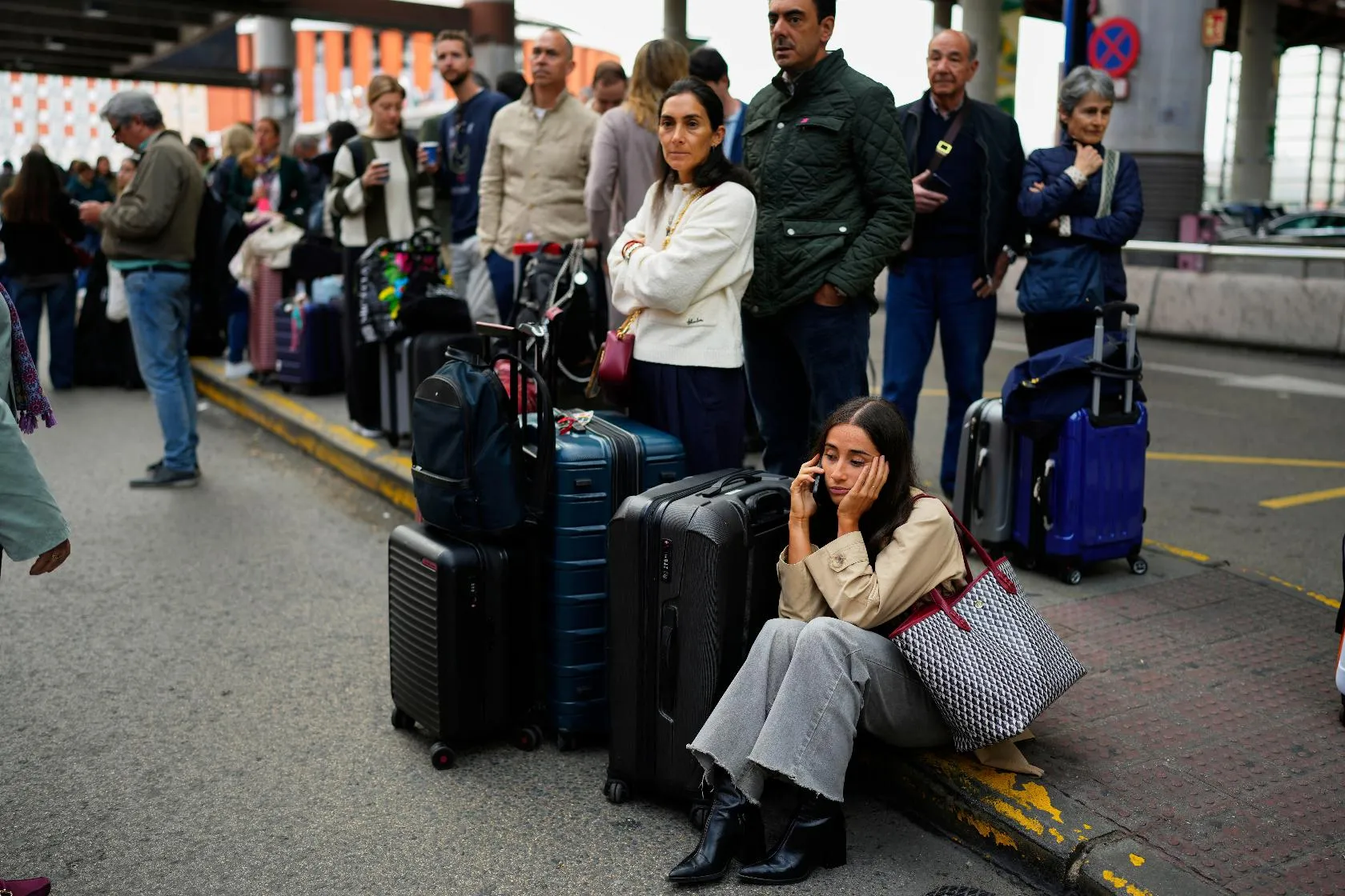 4e232ca04f054155bc934e2cfa8ceac9_main_spain_train_cable_theft_92985