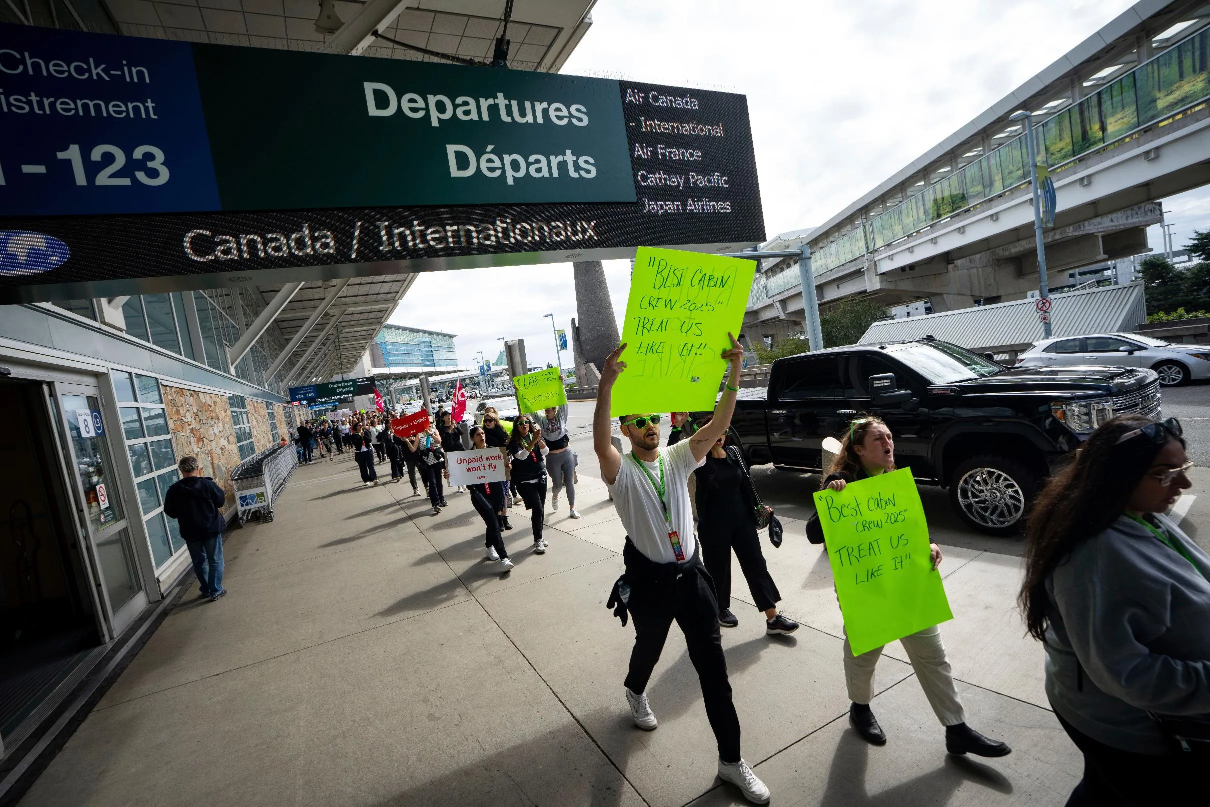 d9aef20f8caf454f9a1bc0a5e522f3b4_main_canada_air_canada_flight_attendants_02424