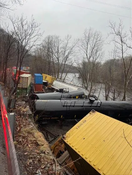 fbbd2d63377b42c28e36d925bfe941e4_main_train_derailment_pennsylvania_62915
