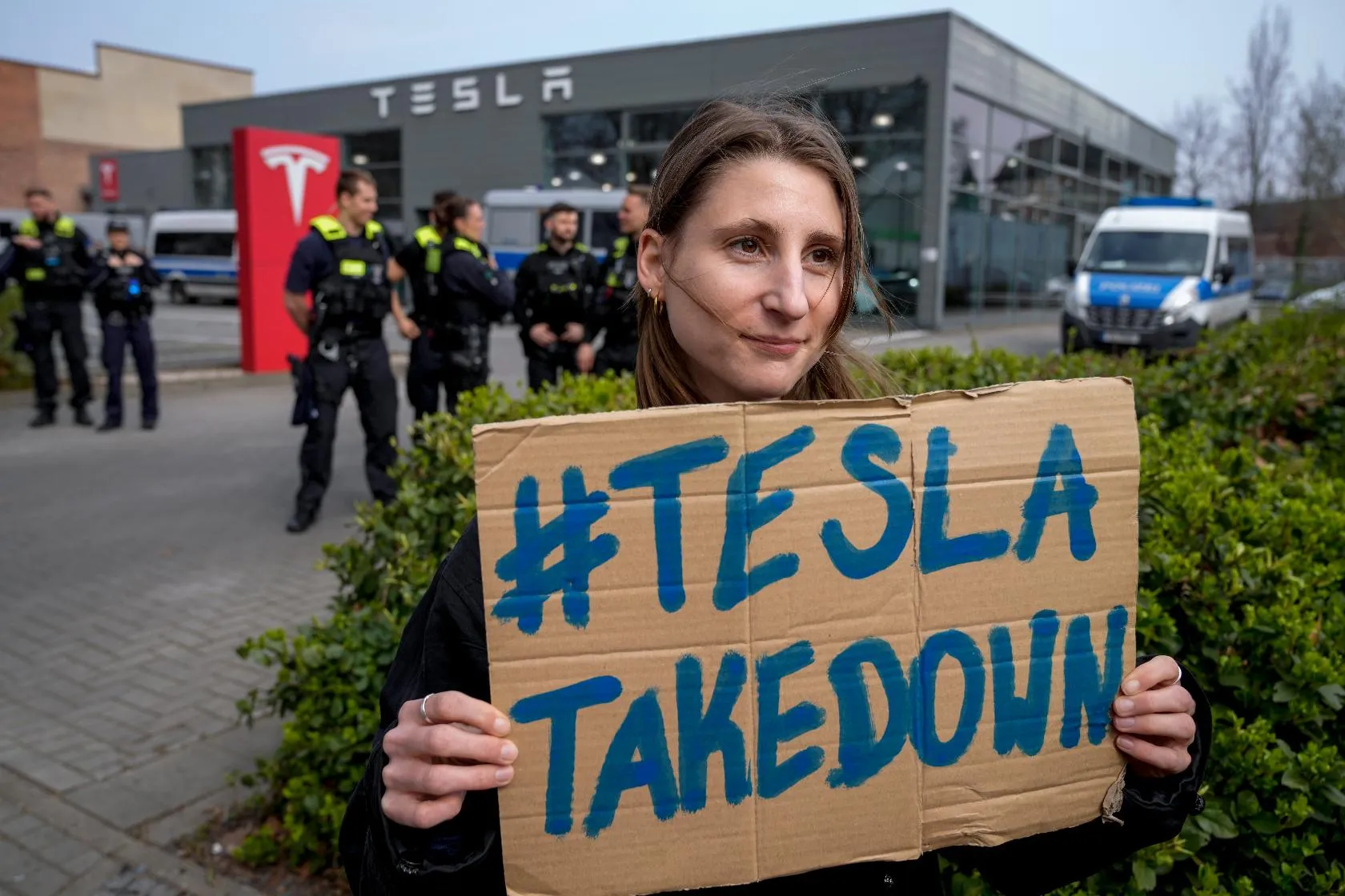 57c23e156e494306918a029fd5f623ca_main_germany_tesla_protests_58809