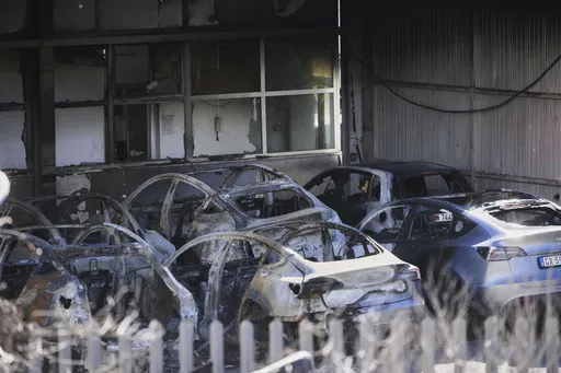 fda97d77e47d46bcbb136989501aba83_preview_italy_tesla_61111