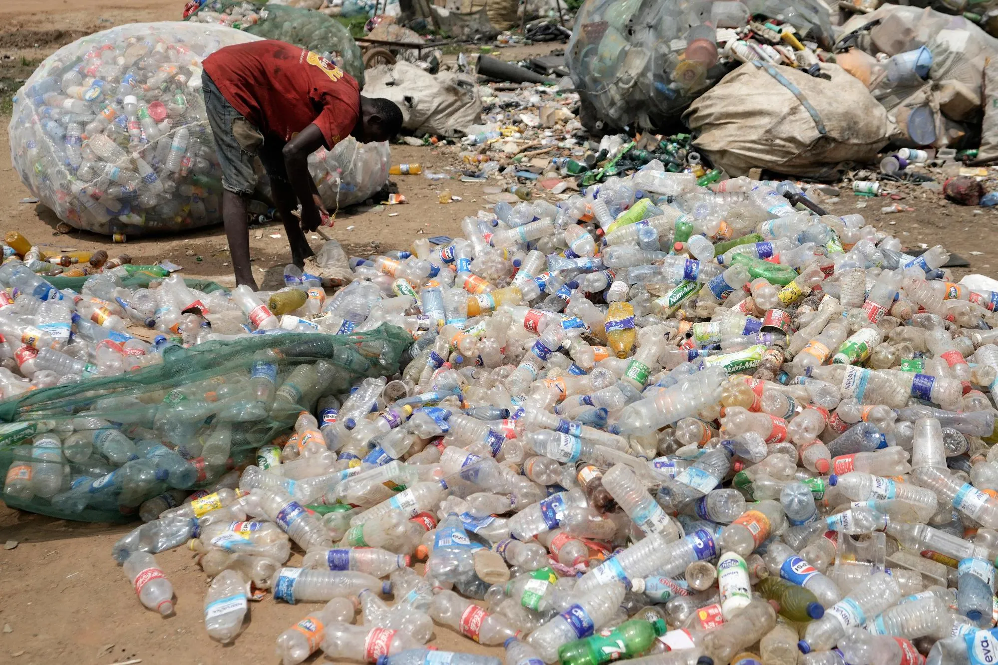 3c7206fda8c84b91beba1472f6451b4e_main_nigeria_plastics_pollution_52175